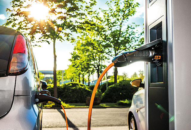 Elektrofahrzeuge an Ladestationen, Stromversorgung über Kupfer- und Aluminium-Stromschienen – Anwendungsbereich für Leistungselektronik in E-Mobilität und Ladeinfrastruktur.
